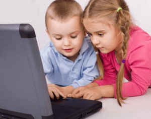 мальчик и девочка с ноутбуком